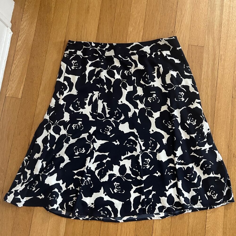 Women's Jones New York Collection skirt white with navy rose pattern Size 8 New